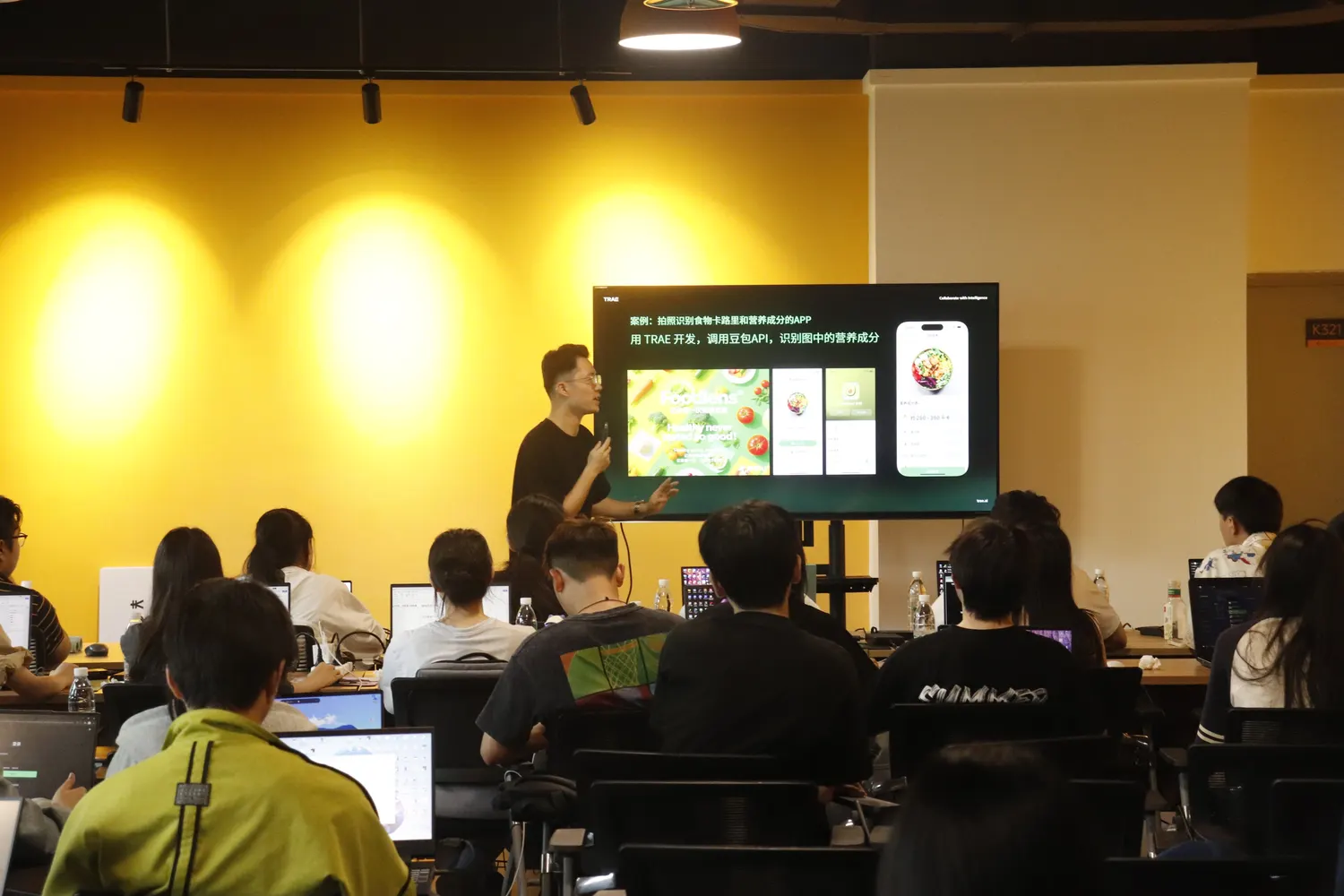 TRAE on Campus · AI Coding Hackathon 现场照片 3