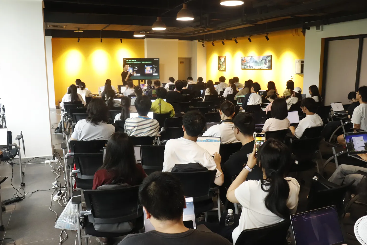 TRAE on Campus · AI Coding Hackathon 现场照片 5